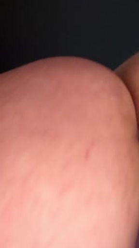 CLOSE UP PLAY WITH A BIG BOOTY BOUNCING BADDIE