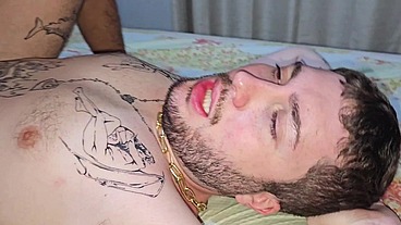 Branquinho tatuado mamando e dando pro dotado na cama parte 1