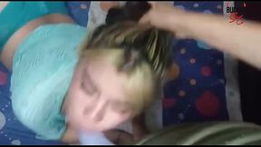 Me follo y hago que me lo chupe a mi hermanastra peque&ntilde_a