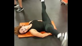 culona rica entrenando en el gym