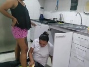 la patrona esta muy rica y cada que pasa cuando estoy haciendo arreglos me muestra su culo