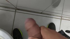 punheta em banheiro publico