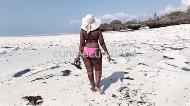 Come see this thick curvy kenyan girl flash her wet ebony pussy on the public beach