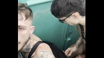 FUDENDO NO BANHEIRO QUIMICO NO CARNAVAL