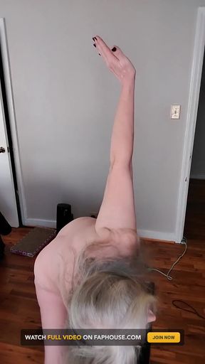 Sexy BBW Does Morning Naked Yoga!