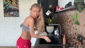 Blonde washes her hair right in the living room! (mp4)