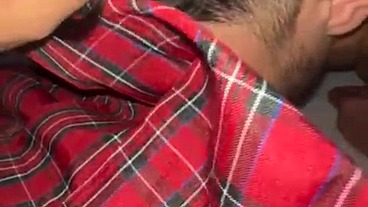 Sexo oral a esta bella colegiala