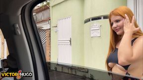 Ruiva Peituda Da Academia Entrando no Carro Dos Amigos