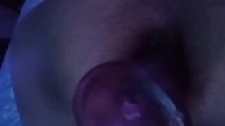Me meto un fake penis por el ano después de llenarlo de orina y me masturbo en el acto.