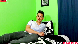 Twink Andy Taylor inserts dildo and wanks off until cumming
