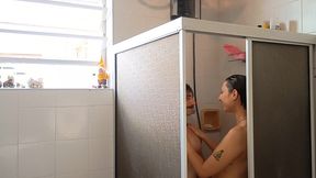 no banho com a hotwife depois da gozada facial