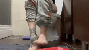 SEXY JESS PEE AND SCRUBBING TOILET BAREFOOT - MOV HD