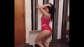 Pame moviendo el culo en tanga