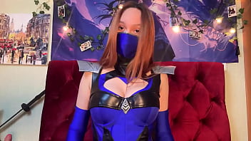 Kitana from Mortal Kombat in real life, shows her cool abilities