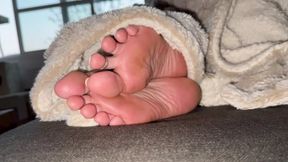 Mother-in-Law&amp;#039;s Sexy Wrinkled Candid Soles on the Couch!
