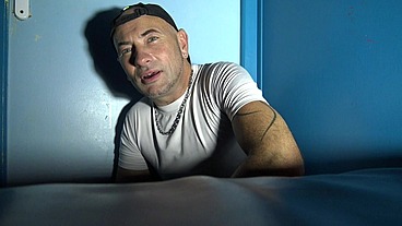 ILS BAISENT EN PUBLIC DANS UN SAUNA