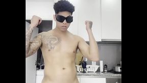 Moleque latino se masturbando dentro do t&aacute_xi