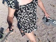 ladyboy hermosa en mini vestido y sandalias camina en publico muy caliente