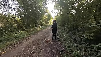 Promenade avec mon toutou toute nue sous mon manteau