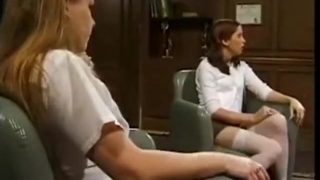 Uczennice-cosplayerki przyłapane na eksperymentach i wychłostane przez nauczyciela