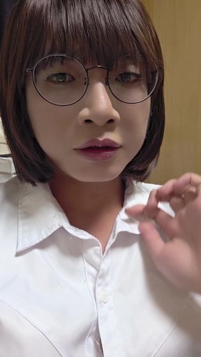 Shemale Ting Xuan Office lady pees outdoors