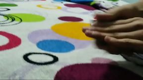 hombre hace venir a chorros cartas de uno