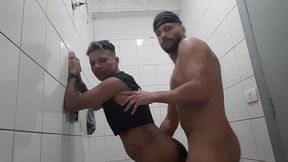 eu e o dotado no banheiro da balada