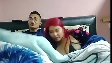 Vamos a ver con mi hermanastra latina y tetona una película pero ella se calienta mucho y me da su culo una mamada hasta que me saca toda la leche
