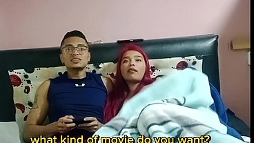 Vamos a ver con mi hermanastra latina y tetona una película pero ella se calienta mucho y me da su culo una mamada hasta que me saca toda la leche
