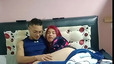 Vamos a ver con mi hermanastra latina y tetona una película pero ella se calienta mucho y me da su culo una mamada hasta que me saca toda la leche