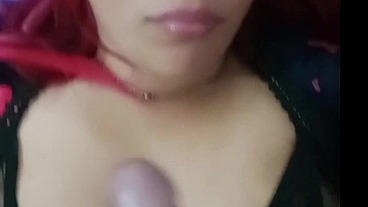 Vamos a ver con mi hermanastra latina y tetona una película pero ella se calienta mucho y me da su culo una mamada hasta que me saca toda la leche