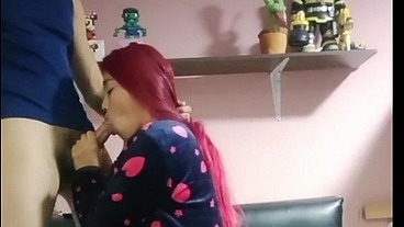 Vamos a ver con mi hermanastra latina y tetona una película pero ella se calienta mucho y me da su culo una mamada hasta que me saca toda la leche