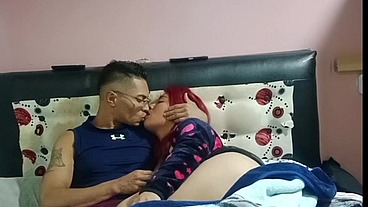 Vamos a ver con mi hermanastra latina y tetona una película pero ella se calienta mucho y me da su culo una mamada hasta que me saca toda la leche