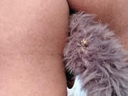 puta caliente desnuda en publico se mete plug en el culo y lo disfruta