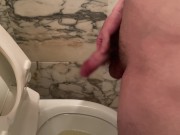 巨根男子のおしっこ映像