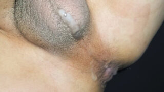 Rekaman close-up film rumahan amatir tentang pria-pria Amerika yang mendapatkan creampie anal.