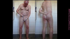 morgens allein in der dusche