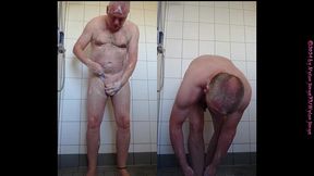 morgens allein in der dusche