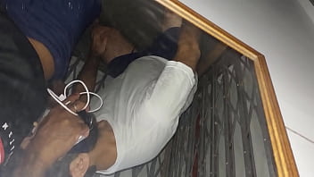 ELEVADOR QUEBROU NA MADRUGADA E COMI O MACHO QUE ESTAVA COMIGO