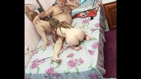 LOIRA DE 24 ANOS QUE GOSTA DE REBOLA NA VARA DO COROA
