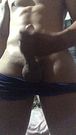 Joven muestra su enorme y gorda polla caliente