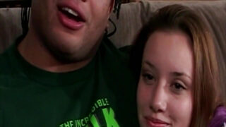 Eine vollbusige, natürliche Schlampe wird in einem wilden Anal-Gangbang hart rangenommen.