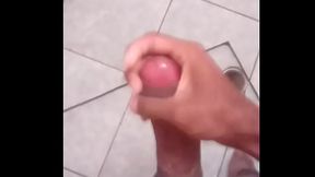 magrelo novinho virgem gozando no chuveiro