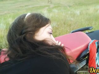 прекрасная эмо школьница трахается на мотоцикле и сосёт член получает полный рот спермы