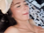 La ragazza lo prende nel culo per la prima volta