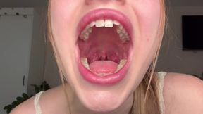stepsister likes to show her mouth and tongue