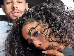 Ela Hotwife mamando o amigo dotado no carro fazendo