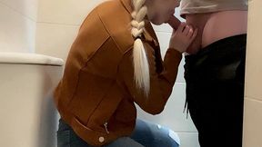 sexo arriesgado en el bano del centro comercial !