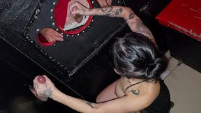 novinha aprontando no gloryhole com alguns paus e deu sem camisinha para binho ted