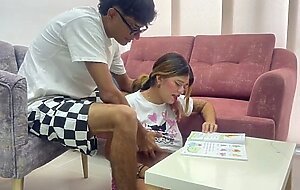 Mi puta hermanastra hace sus tareas y yo me aprovecho para echarle mi leche encima de sus